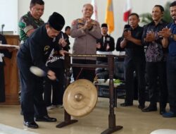 Pemukulan Gong Oleh Ketua Umum SH Terate Pusat Kangmas Drs. R. Moerdjoko HW Tandai Kejuaraan Pencak SIlat SH Terate CUP I Antar Rayon SeCabang Jakarta Selatan Di Buka