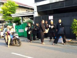 Berbagi Berkah Ramadhan, SH Terate Rayon Pisangan Baru Berbagi Takjil Jelang Berbuka Puasa
